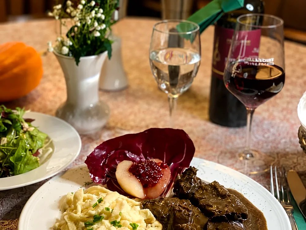 Herzhaftes Gericht mit Spätzle und Rotwein