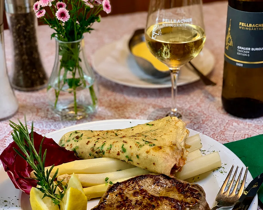 Wein am gedeckten Tisch