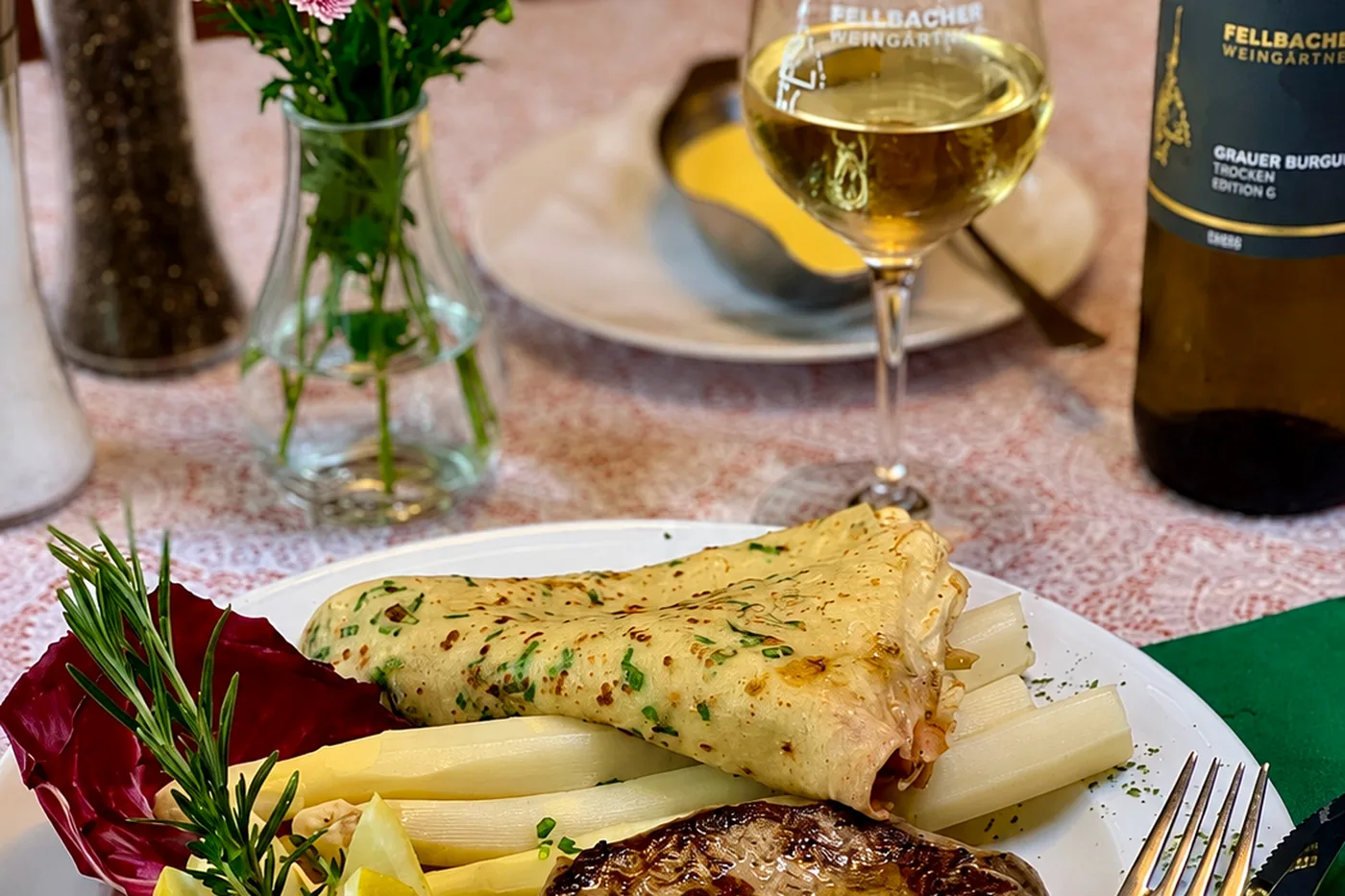 Saisonales Gericht mit Spargel und Wein in der Weinstube Kachelofen